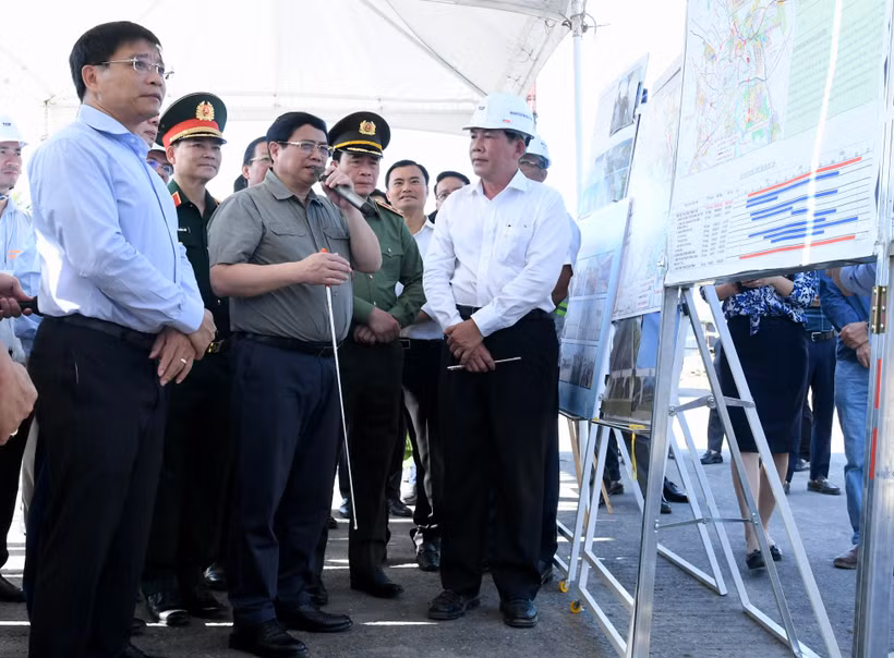 Thủ tướng Phạm Minh Chính chỉ đạo về tiến độ xây dựng đường Vành đai 3 Thành phố Hồ Chí Minh tại hiện trường.