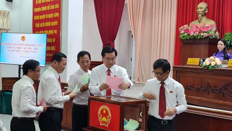 Các đại biểu bỏ phiếu tín nhiệm tại kỳ họp.