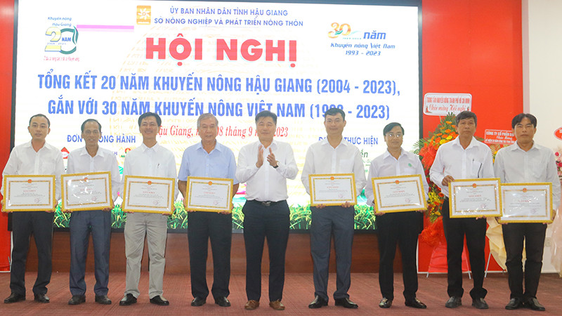 Tặng giấy khen của Giám đốc Trung tâm khuyến nông quốc gia cho các tập thể và cá nhân.