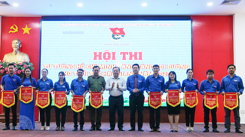Trao cờ lưu niệm cho các đơn vị tham gia hội thi