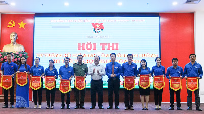 Trao cờ lưu niệm cho các đơn vị tham gia hội thi