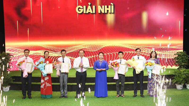 Ban Tổ chức trao giải Nhì cho các tác giả và nhóm tác giả.