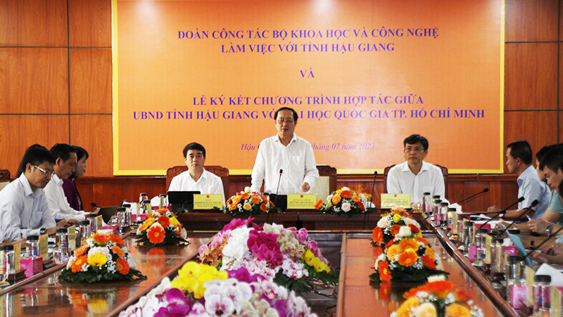 Đồng chí Huỳnh Thành Đạt, Bộ trưởng Khoa học và Công nghệ, phát biểu tại buổi làm việc