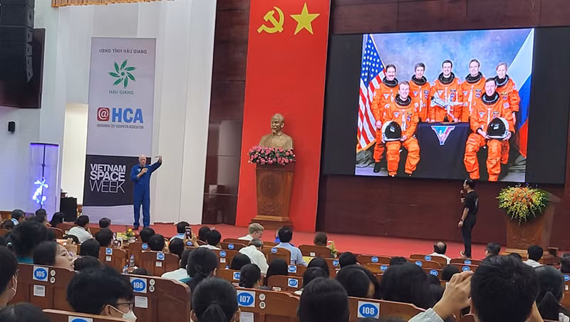 Giới thiệu các phi hành gia tại sự kiện.