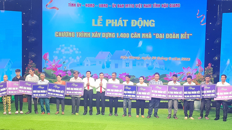 Lãnh đạo tỉnh tặng nhà "Đại đoàn kết" cho các hộ dân.