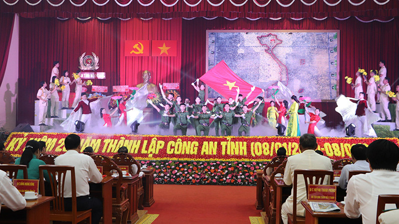 Một tiết mục văn nghệ chào mừng tại lễ kỷ niệm.