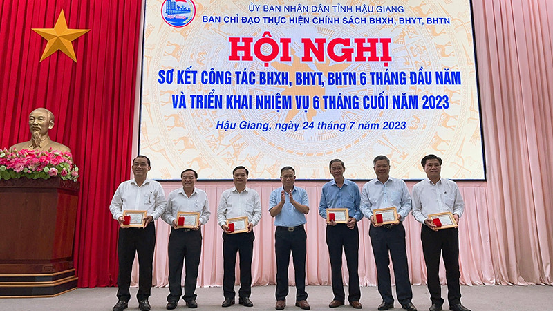 Trao Kỷ niệm chương của Bảo hiểm xã hội Việt Nam cho các cá nhân.