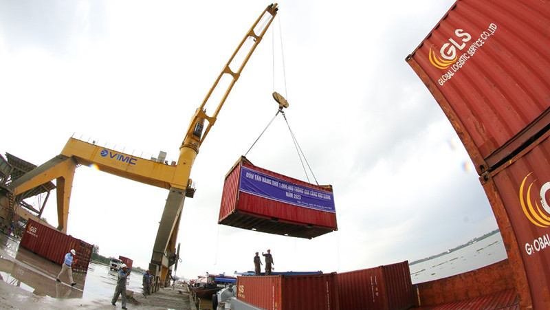 Xếp dỡ tấn hàng thứ một triệu lên tàu tại cầu cảng.