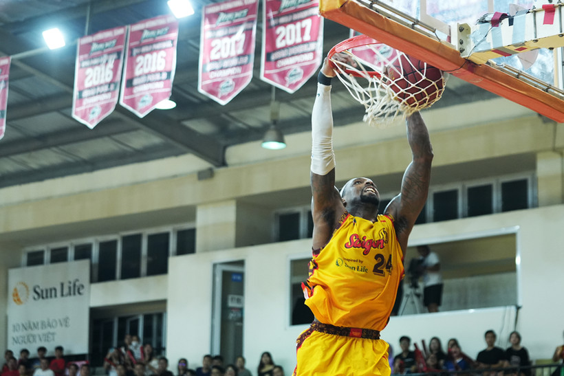 Kentrell Barkley úp rổ. (Ảnh: VBA)