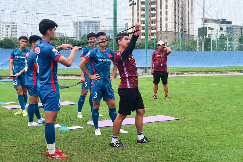 Chuyên gia thể lực José Brandi Regato Neto hướng dẫn các bài tập thể lực cho các cầu thủ. (Ảnh: VFF)