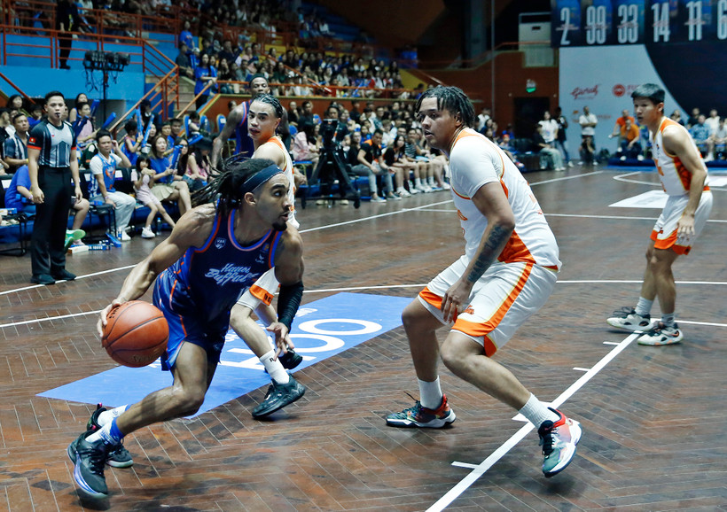 Devin Peterson dẫn bóng tấn công khu vực hình thang của Danang Dragons. (Ảnh: VBA)