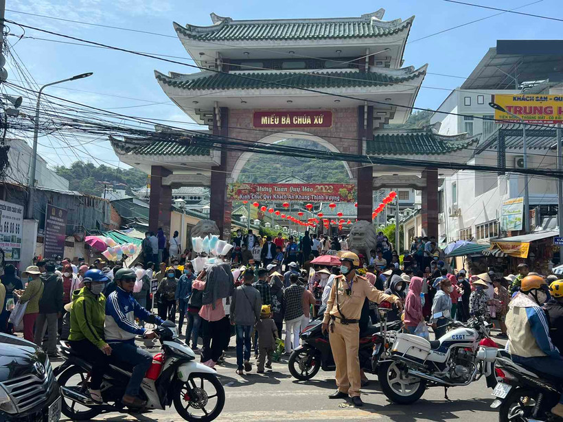 Khách du lịch ken kín miếu Bà chúa xứ Núi Sam, thành phố Châu Đốc, tỉnh An Giang. 