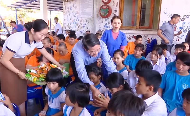 Phó Chủ tịch Quốc hội Nguyễn Đức Hải tặng quà trẻ em tại Trung tâm Bảo trợ nạn nhân chất độc da cam/dioxin và trẻ em khuyết tật Quảng Nam.