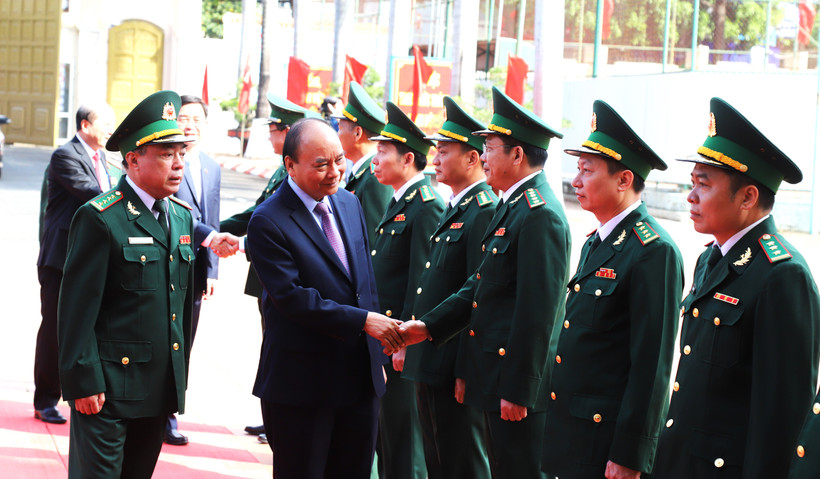 Chủ tịch nước Nguyễn Xuân Phúc đến thăm, chúc Tết cán bộ, chiến sĩ Bộ Chỉ huy Bộ đội Biên phòng tỉnh Đắk Lắk.