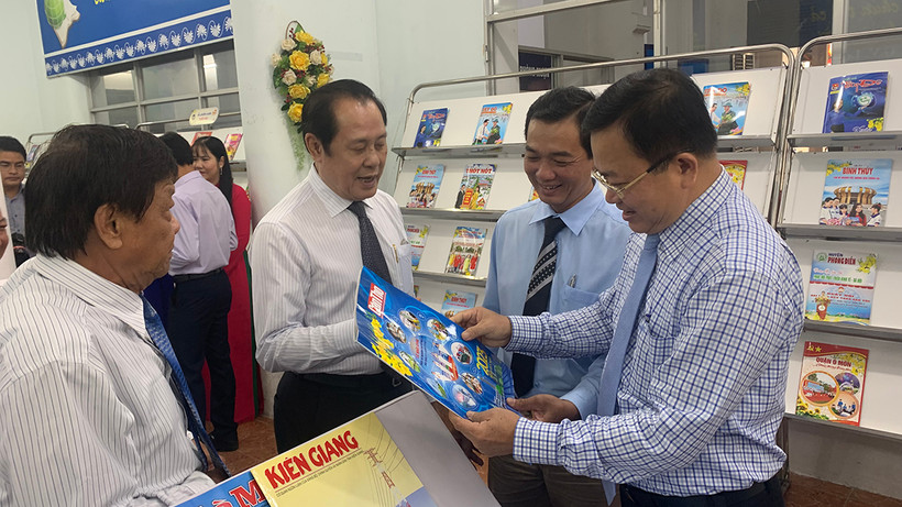 Các đại biểu tham quan ấn phẩm báo Tết khu vực đồng bằng sông Cửu Long.