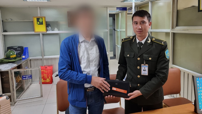 Trao trả ví tiền bỏ quên cho hành khách.