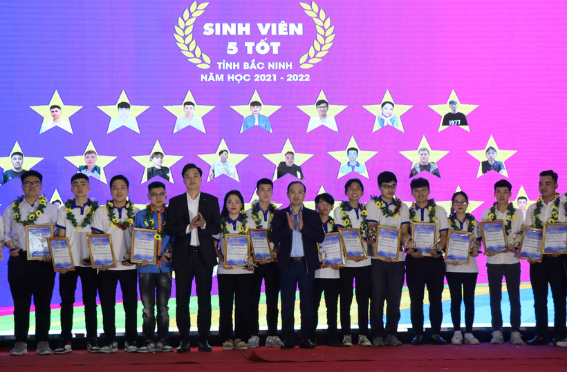 Ban Tổ chức tuyên dương “Sinh viên 5 tốt”.