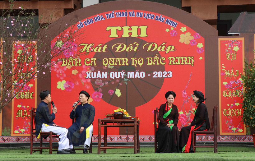 Các cặp thi sân khấu đối đáp.