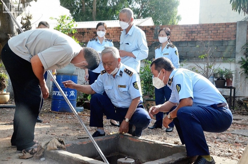 Lực lượng Quản lý thị trường kiểm tra chất lượng xăng dầu tại một cửa hàng kinh doanh xăng dầu trên địa bàn tỉnh Hà Nam.