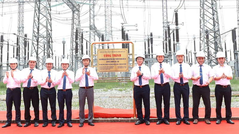 Lãnh đạo Đảng ủy EVNNPT cùng các đơn vị liên quan thực hiện nghi thức gắn biển công trình. (Ảnh: LÊ CHI)