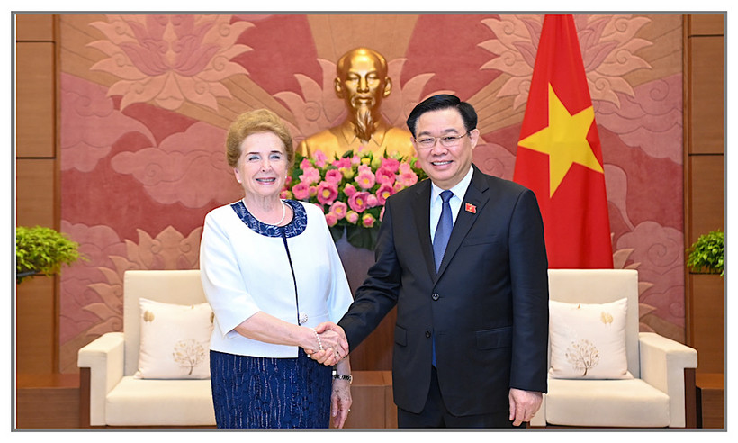 Chủ tịch Quốc hội Vương Đình Huệ và Phó Chủ tịch thứ nhất Quốc hội Hungary Márta Mátrai. (Ảnh: DUY LINH)