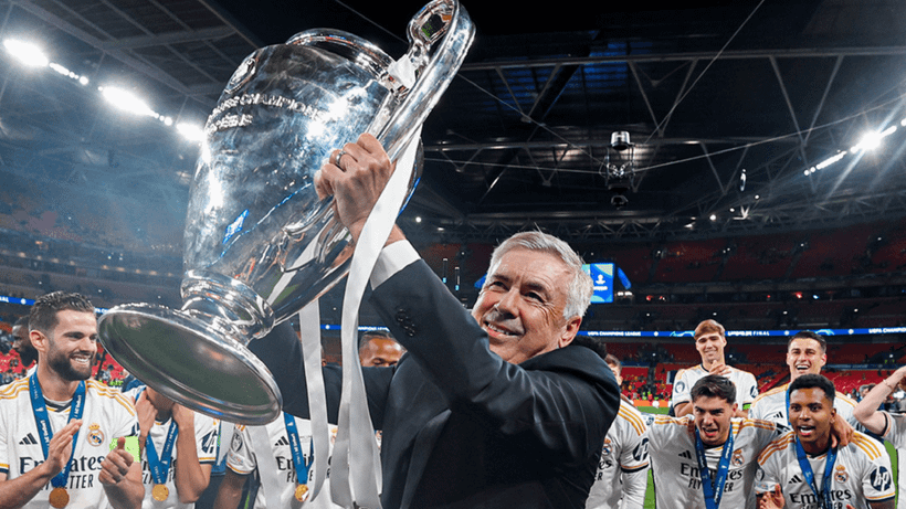 Carlo Ancelotti nâng cúp Champions League mùa giải 2023-2024. (Ảnh: RMFC)