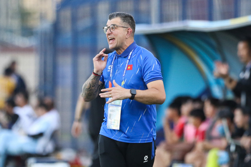 Huấn luyện viên Cristiano Roland luôn theo sát các học trò trong từng trận đấu. (Ảnh: VFF)