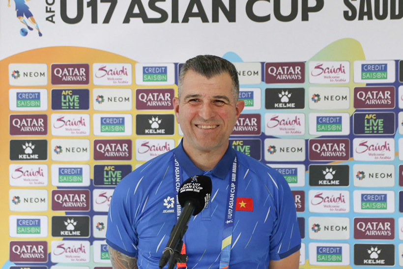 Huấn luyện viên Cristiano Roland phát biểu tại buổi họp báo sau trận U17 Việt Nam hòa 1-1 U17 Nhật Bản. (Ảnh: VFF)