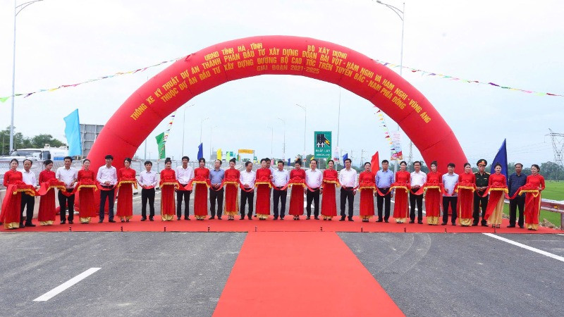 Phó Thủ tướng Trần Hồng Hà cùng đại diện lãnh đạo các đơn vị, địa phương thực hiện nghi thức thông xe kỹ thuật tuyến cao tốc bắc-nam đoạn qua Hà Tĩnh.