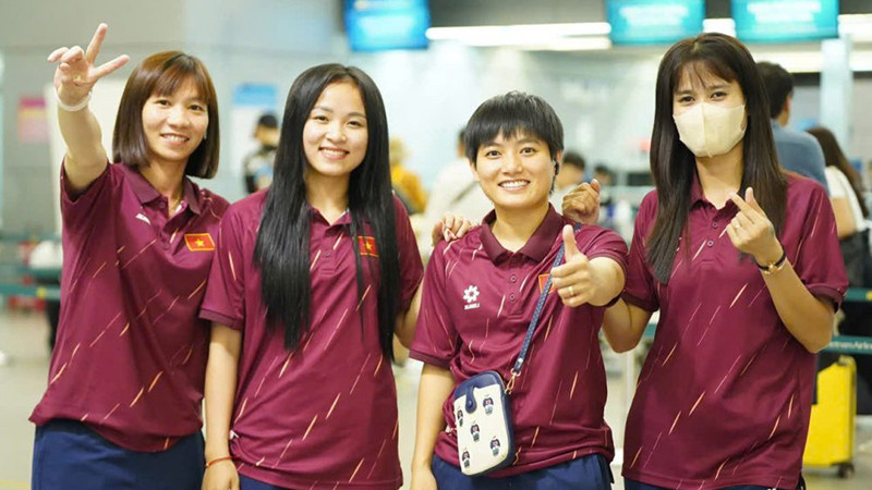 Các cô gái đội tuyển futsal Việt Nam hứng khởi trước giờ khởi hành. (Ảnh: VFF)