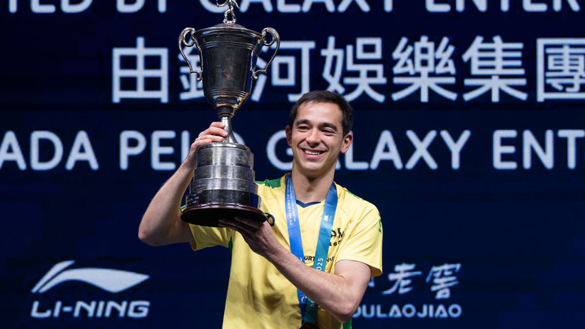 Hugo Calderano cùng chiếc cúp vô địch ITTF World Cup danh giá. (Ảnh: ITTF)
