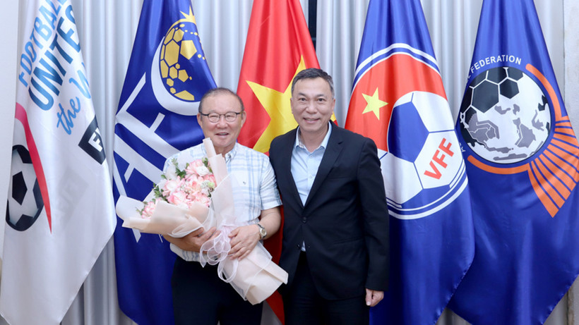 Chủ tịch VFF Trần Quốc Tuấn tặng hoa chúc mừng tân Phó Chủ tịch KFA Park Hang Seo. (Ảnh: VFF)