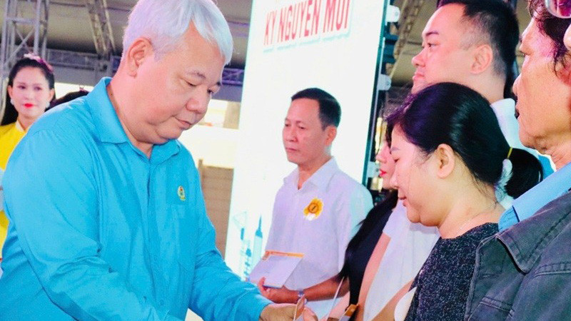 Ông Võ Khắc Thái, Chủ tịch Liên đoàn Lao động Thành phố trao quà cho người lao động. 