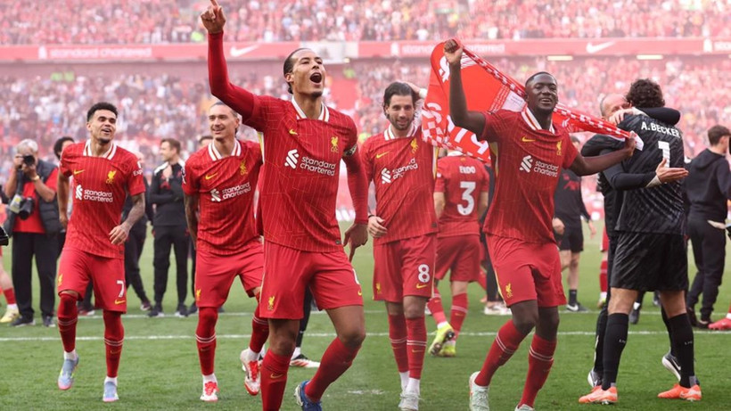 Đội trưởng Virgil van Dijk ăn mừng cùng các đồng đội sau khi trọng tài thổi còi kết thúc trận đấu. (Ảnh: Liverpool FC)