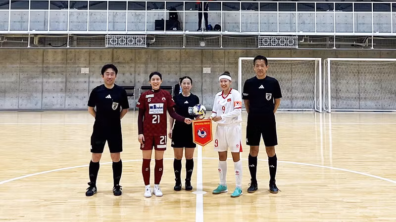 Đội trưởng hai đội cùng ban trọng tài trước trận đấu. (Ảnh: VFF)