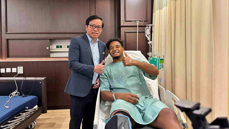 Giáo sư, Tiến sĩ, bác sĩ Trần Trung Dũng chụp ảnh cùng Nguyễn Xuân Son sau ca phẫu thuật chấn thương. (Ảnh: MINH PHONG)
