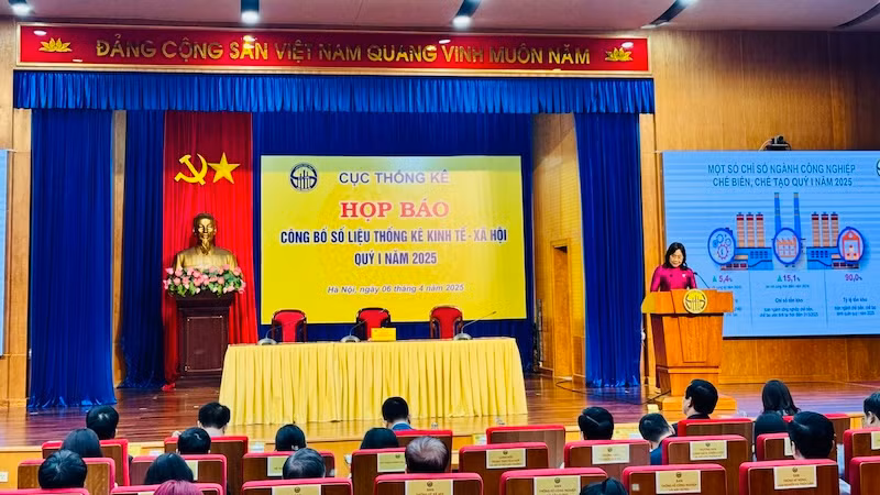 Cục trưởng Cục Thống kê (Bộ Tài chính) Nguyễn Thị Hương công bố số liệu thống kê.