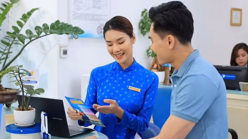 Nhân viên VNPT giới thiệu các gói dịch vụ internet mới tới khách hàng.