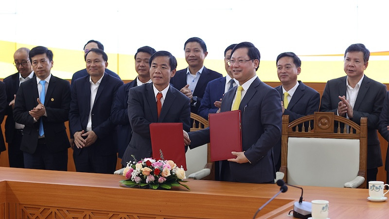 Chủ tịch Ủy ban nhân dân thành phố Huế Nguyễn Văn Phương và Tổng giám đốc Bưu điện Việt Nam Chu Quang Hào ký kết thỏa thuận hợp tác.