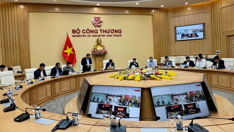Chủ tịch Hội đồng thành viên EVN Đặng Hoàng An báo cáo tại cuộc họp bàn về tiến độ thực hiện dự án Đường dây 500kV Lào Cai-Vĩnh Yên ngày 21/2/2025.