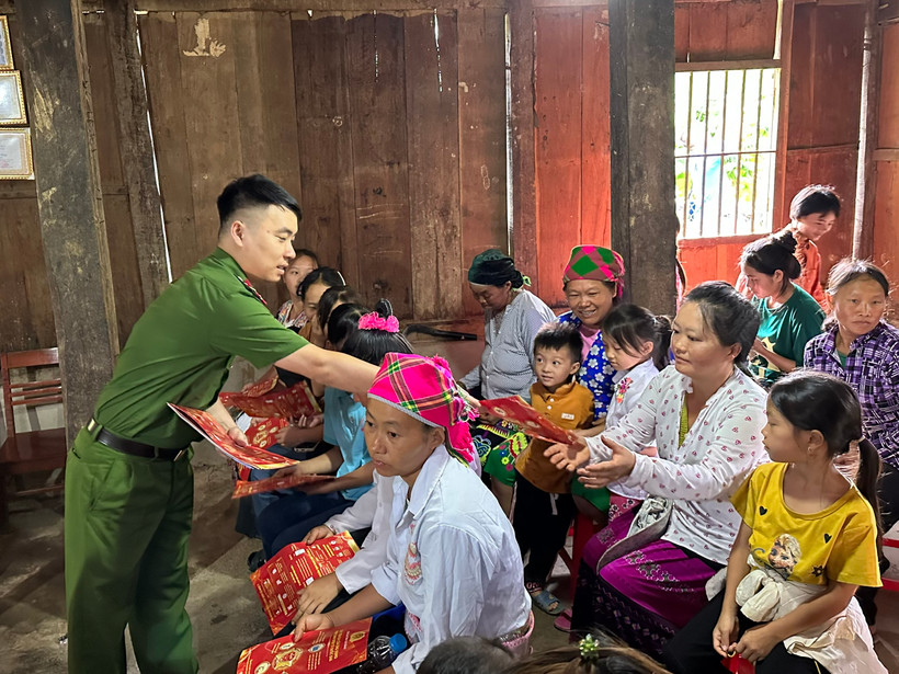 Công xã huyện Bảo Lâm phát tài liệu giúp bà con tín đồ nhận diện các chiêu trò lừa đảo trên mạng xã hội