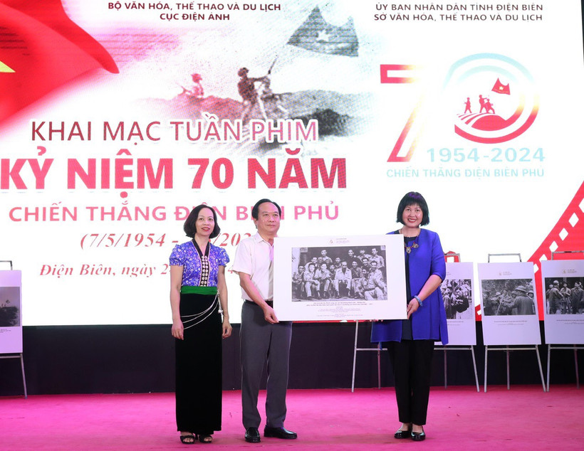 Bà Nguyễn Thị Thu Hà, Phó Cục trưởng Cục Điện ảnh trao tặng ông Nguyễn Minh Phú, Tỉnh ủy viên, Giám đốc Sở VHTTDL tỉnh Điện Biên và bà Vũ Thị Tuyết Nga Giám đốc Bảo tàng Chiến thắng Điện Biên Phủ bộ ảnh tư liệu của Điện ảnh Cách mạng Việt Nam tham gia Chiến dịch Điện Biên Phủ. 