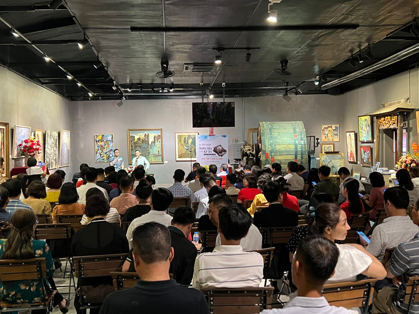 Quang cảnh buổi lễ ra mắt sách "Biến tấu của ký ức".