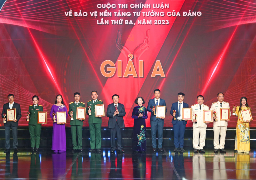 Đồng chí Trương Thị Mai và đồng chí Nguyễn Xuân Thắng trao giải A cho các tác giả, nhóm tác giả.