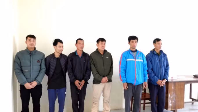 Các đối tượng đánh bạc tại cơ quan chức năng. 