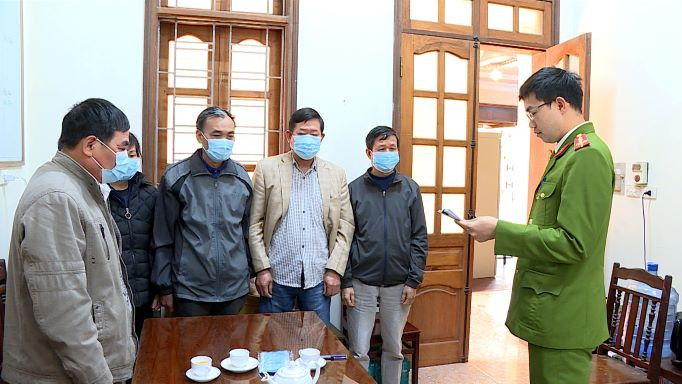 Cán bộ công an tỉnh đọc Quyết định khởi tố bị can.