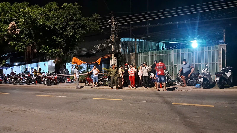 Người dân tại hiện trường vụ án