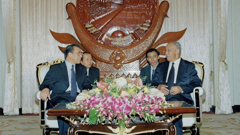 Chủ tịch Đảng, Chủ tịch nước Lào Khamtay Siphandone tiếp Tổng Bí thư Nông Đức Mạnh thăm hữu nghị nước CHDCND Lào (2001). Ảnh: Xuân Tuân – TTXVN