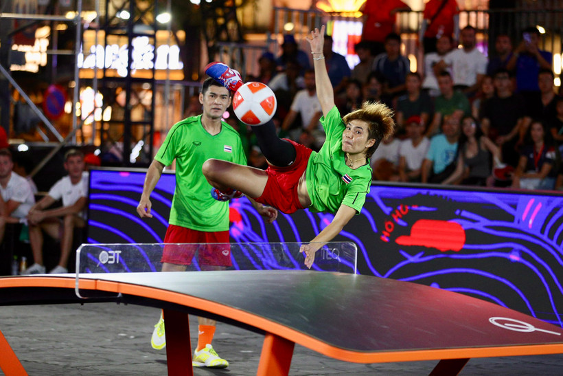 Các vận động viên Teqball Thái Lan thể hiện sức mạnh áp đảo. (Ảnh: Dũng Phương)