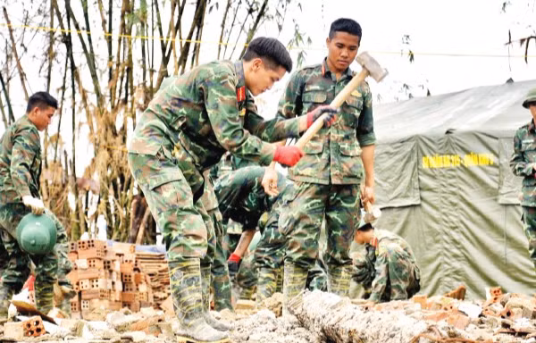 Bộ đội Quân khu 5 xây dựng lại nhà cho người dân vùng lũ.